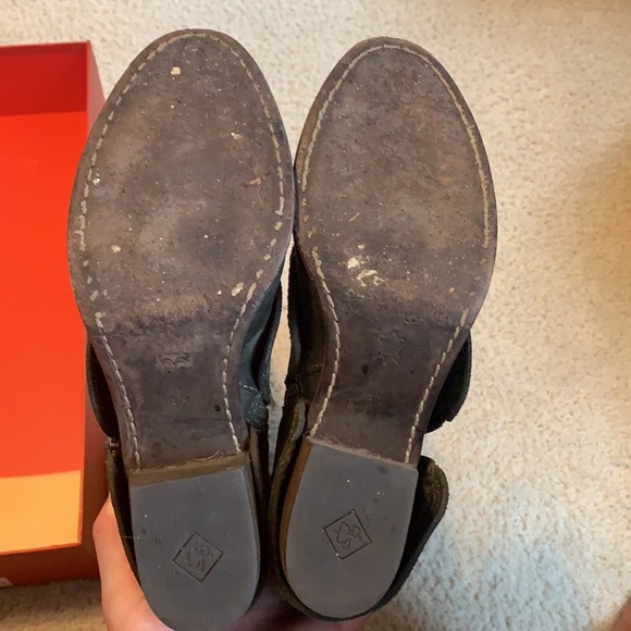 Donald J. Pliner Devi3-81 Olive Vintage Suede Boot - Picture 4 of 6